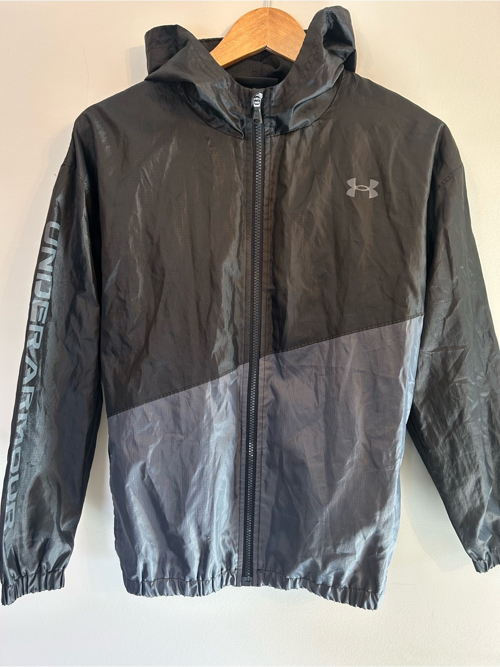 Under Armour Kids Boys Black and Gray Hooded Windbreaker Jacket Youth Large
